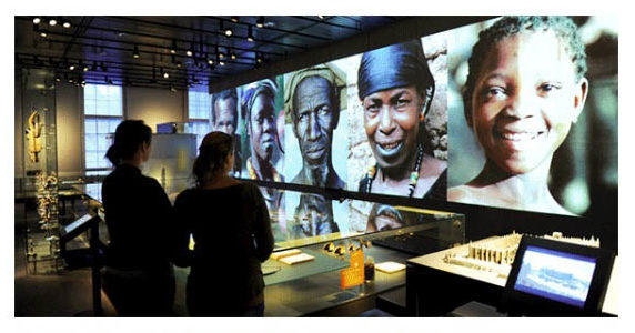 panel digital en exposición de un museo